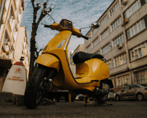 afbeelding van gele scooter