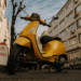 afbeelding van gele scooter