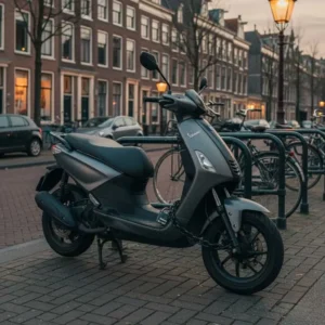 Scooter met kettingslot geparkeerd in Nederlandse stadsstraat tegen diefstal