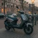 Scooter met kettingslot geparkeerd in Nederlandse stadsstraat tegen diefstal