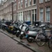Geparkeerde scooters en bromfietsen in een Nederlandse straat als illustratie van nieuwe CBS-cijfers over 2026