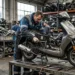 Monteur demonteert een scooter in een werkplaats voor voertuigrecycling