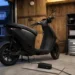 Elektrische scooter wordt veilig opgeladen in een schuur