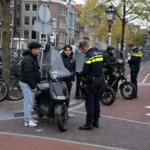 Politiecontrole van scooters en fatbikes in een Nederlandse stad.
