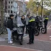 Politiecontrole van scooters en fatbikes in een Nederlandse stad.